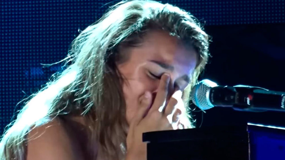 Amaia Romero se emociona mientras interpreta Miedo en el último concierto de la gira de Operación Triunfo. YOUTUBE