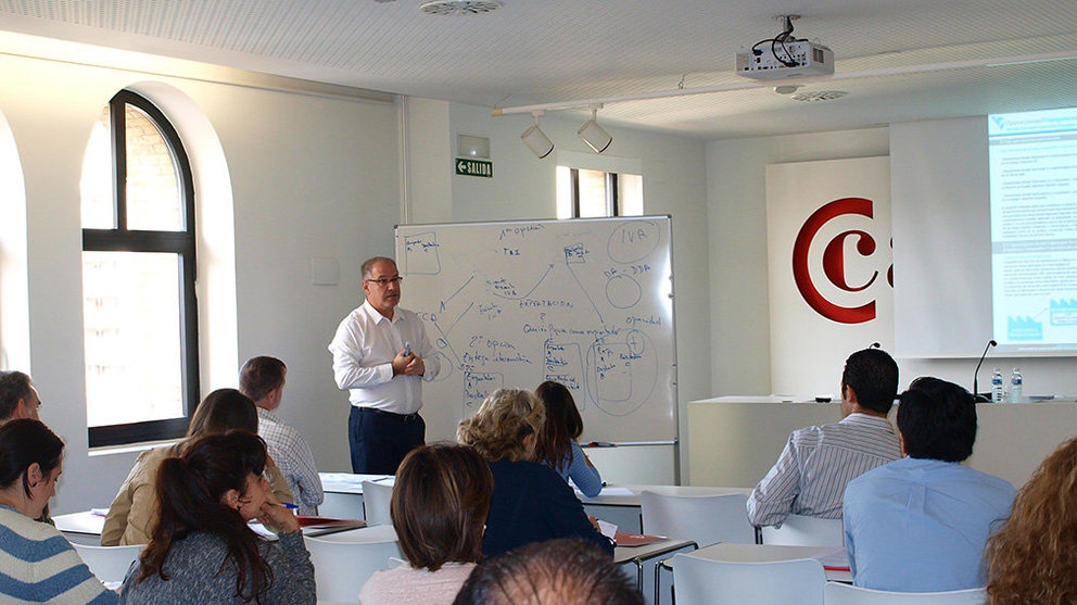 Un profesor imparte un curso en la sede de la Cámara de Comercio de Navarra IMAGEN CEDIDA