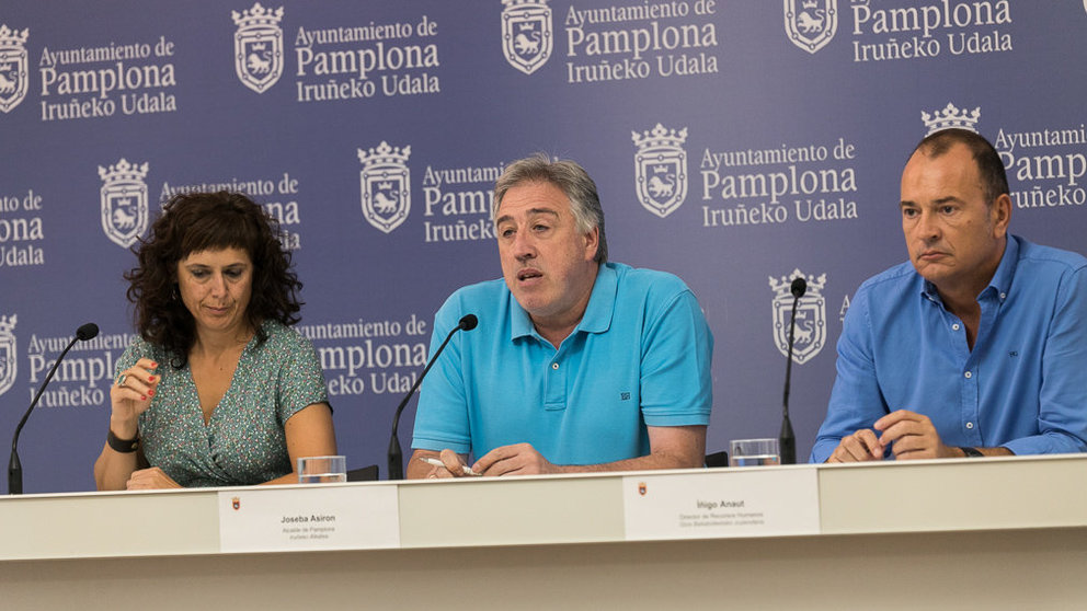 El alcalde de Pamplona, Joseba Asiron, junto a Patricia Perales e Iñigo Anaut presentan la propuesta de Oferta Pública de Empleo del Ayuntamiento para este año (07). IÑIGO ALZUGARAY