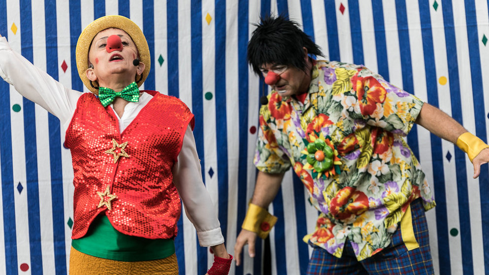 Puesta en escena del espectáculo de clown 'Los Kollins' dentro del programa de teatro familiar gratuito en la fachada del Teatro Gayarre (23). IÑIGO ALZUGARAY