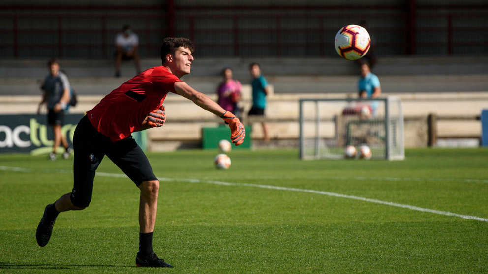 Juan Pérez en un entrenamiento de Osasuna en las instalaciones de Tajonar a dos días del partido contra el Granada. MIGUEL OSÉS.