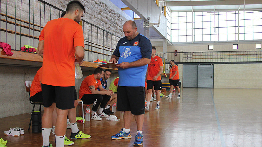 El técnico José Lucas Mena en un entrenamiento de su equipo. Ribera Navarra.