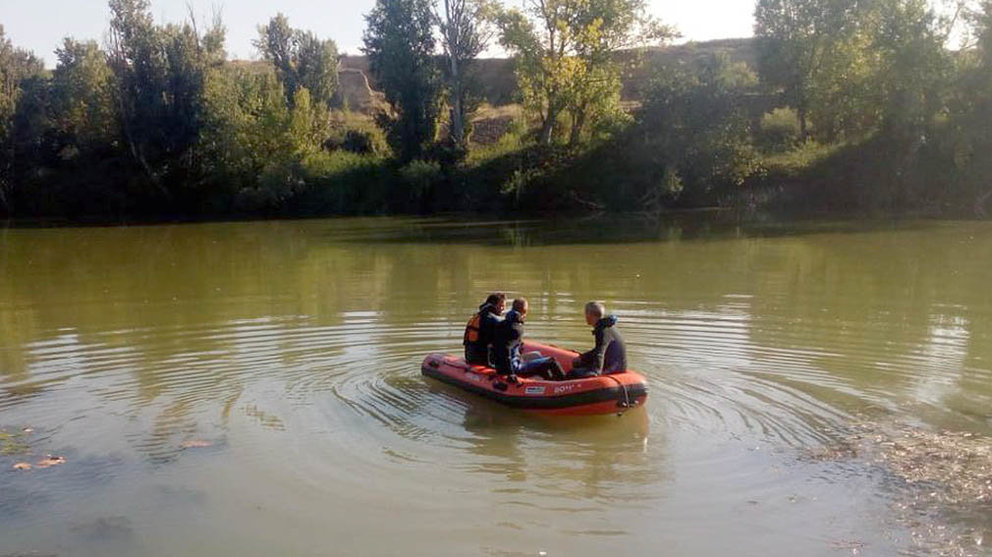 Los bomberos rescatan el cuerpo sin vida de un hombre en el río Ebro en Azagra. TWITTER BOMBEROS