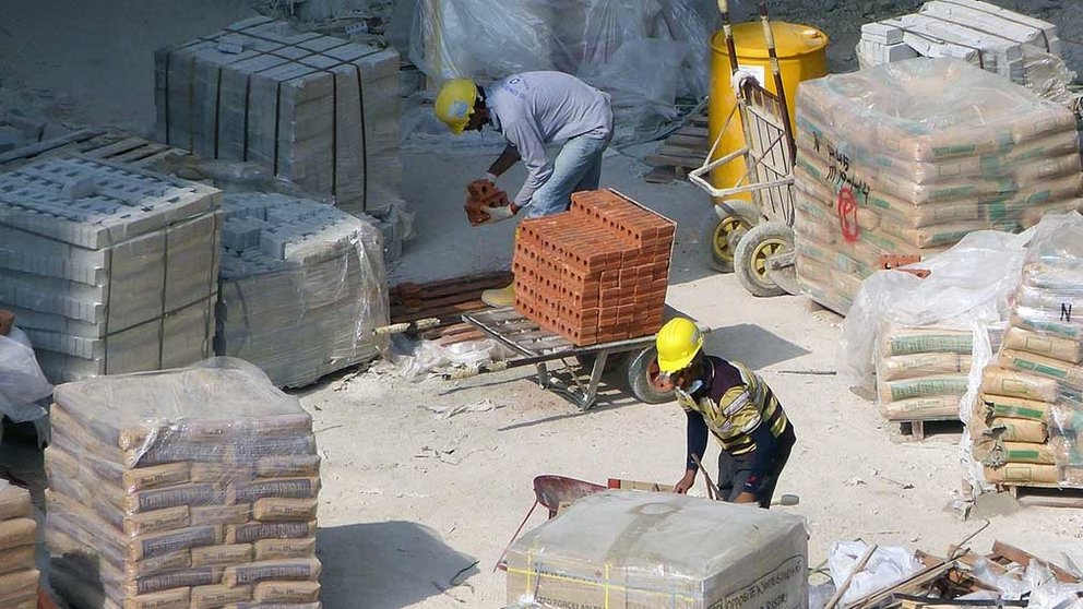 Dos personas trabajan en una obra en el sector de la construcción.