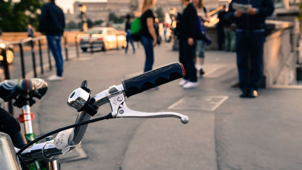 Imagen del manillar de una bici de un ciclista que circula por las calles de una ciudad ARCHIVO
