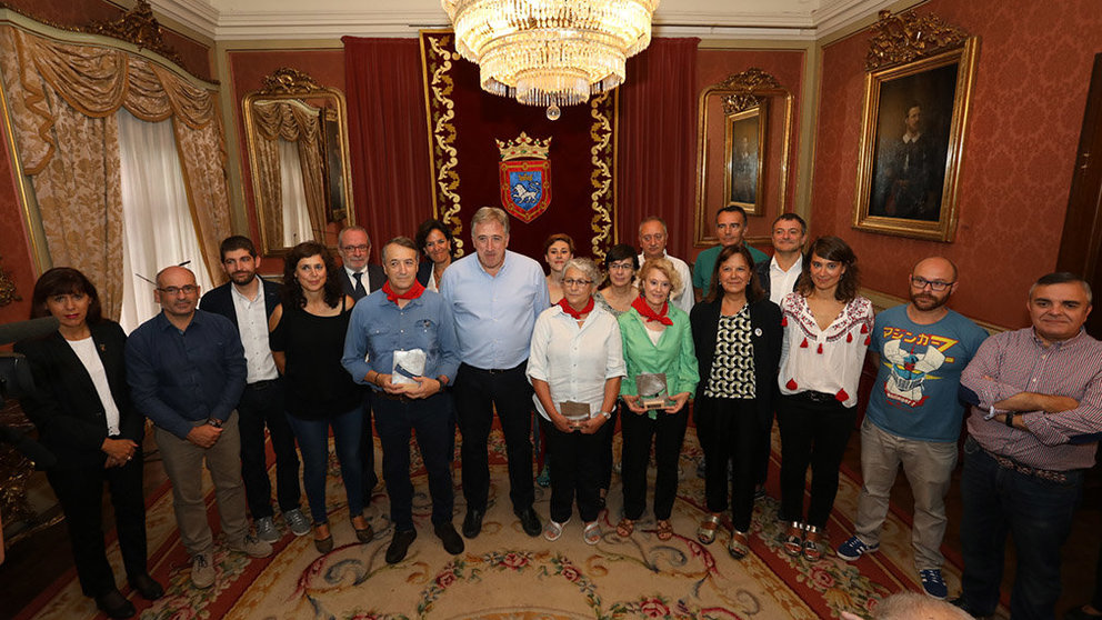 El Ayuntamiento de Pamplona entrega el pañuelo honorífico a Elisa Sesma, Pablo Sánchez-Valverde y Mari Cruz Landa, los primeros ginecólogos que practicaron abortos en Navarra (1)