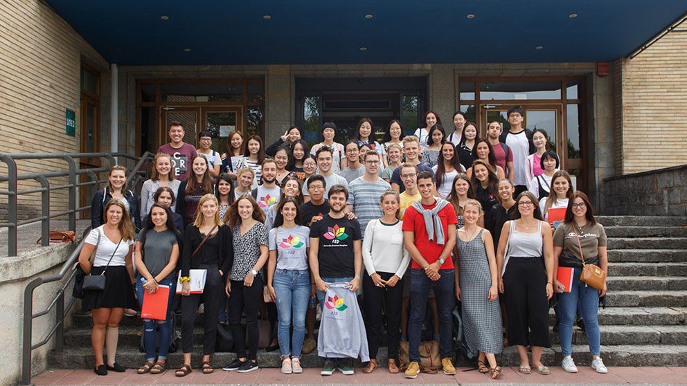Parte de los estudiantes extranjeros de intercambio que participan en el Programa Buddy a su llegada a la Universidad Pública de Navarra IMAGEN CEDIDA