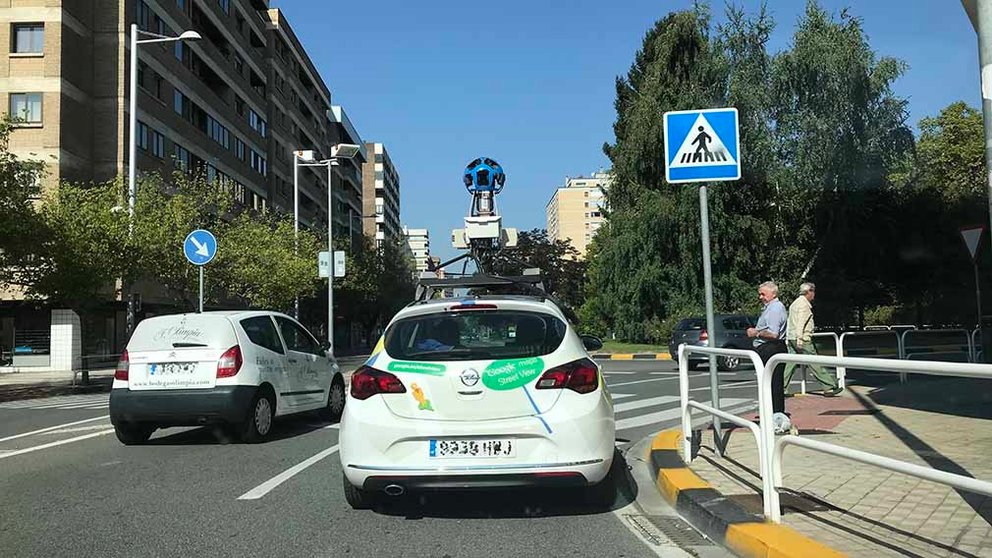 El vehículo de Google Street View recorre las calles del barrio de Iturrama en Pamplona