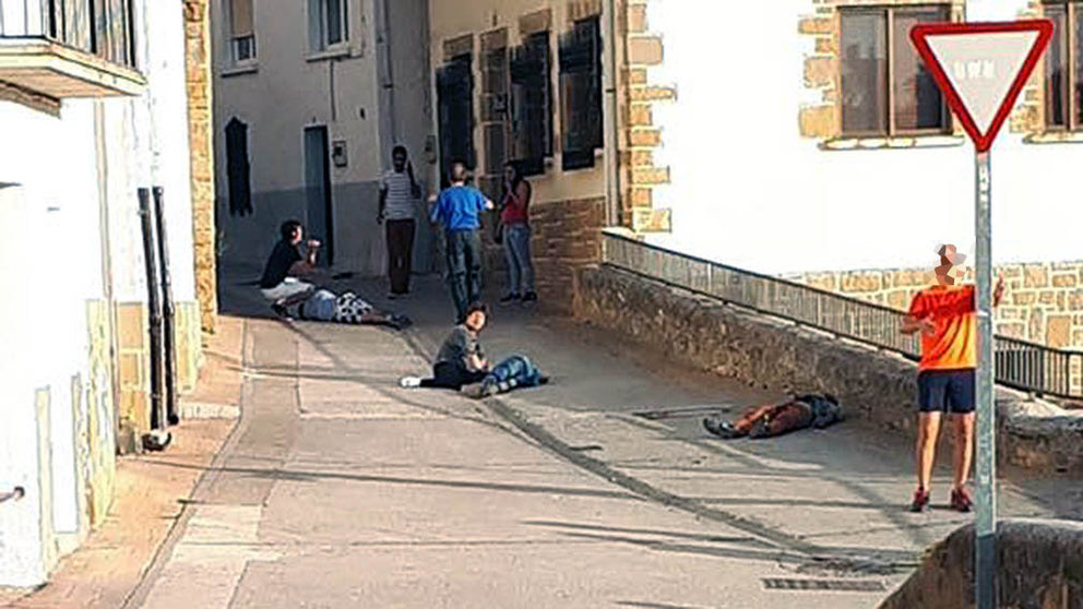 Los tres cuerpos en el suelo en la localidad de Cáseda después del tiroteo.
