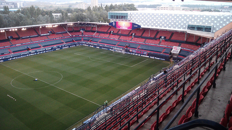 Interior del estadio de El Sadar con el Navarra Arena al fondo