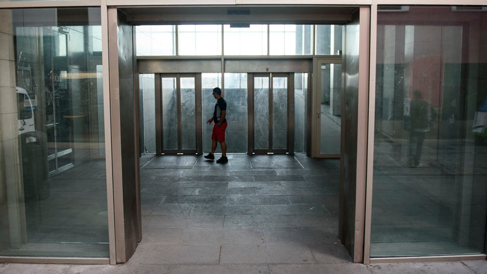 El alcalde de Pamplona, Joseba Asiron, y los miembros de la Gerencia y Comisión de Urbanismo visitan el ascensor de Descalzos. MIGUEL OSÉS_10
