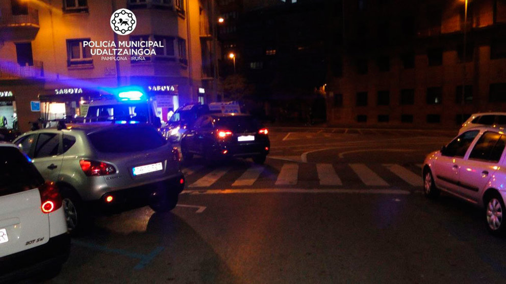 Momento en el que la Policía Municipal y una ambulancia atienden a la peatón que acaba de ser atropellada en Pamplona.