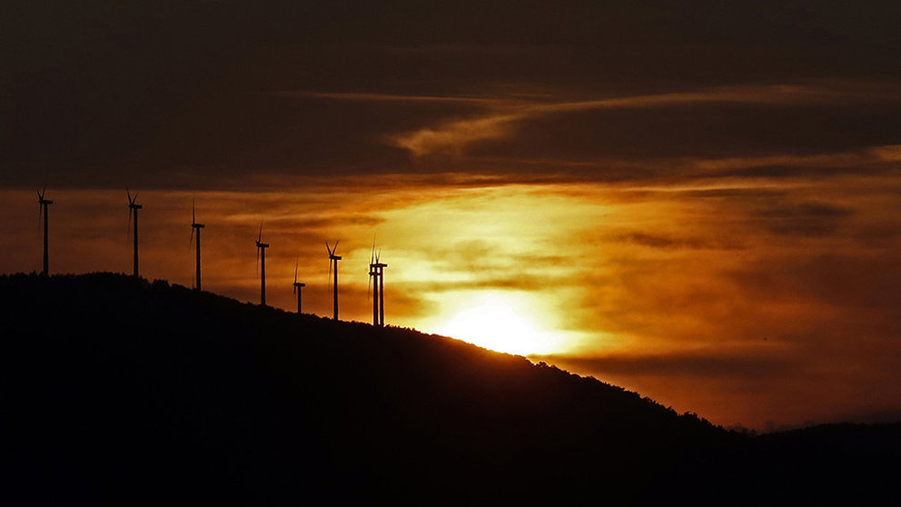 Vista de una puesta de sol en Pamplona en una jornada marcada por las altas temperaturas, casi veraniegas, de 30 grados. EFE/Jesús Diges
