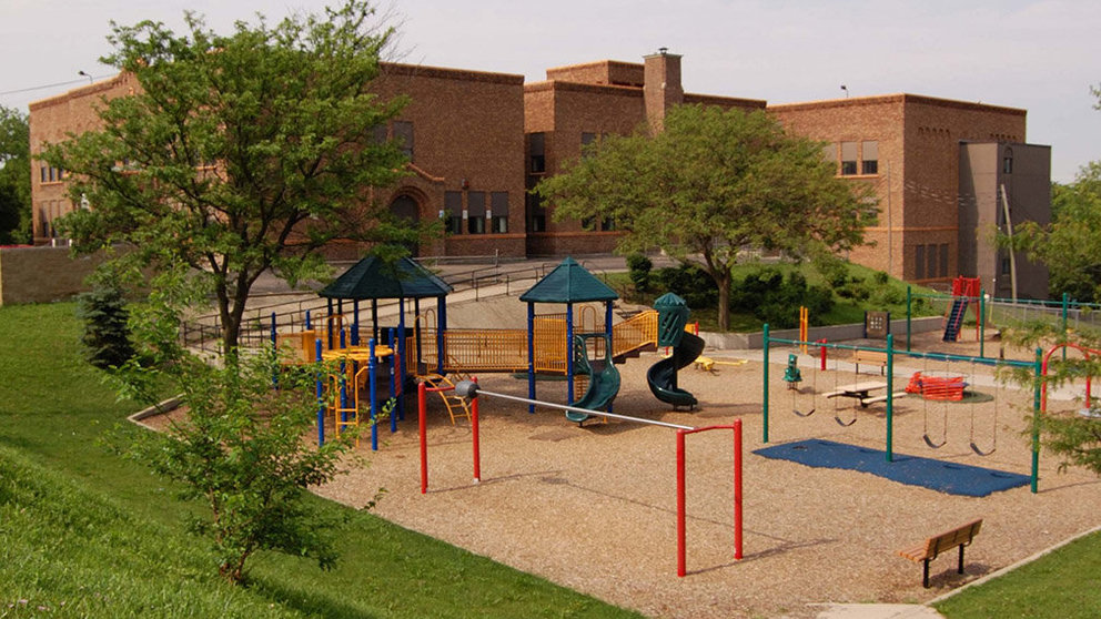 Imagen de un parque infantil situado junto a un colegio ARCHIVO