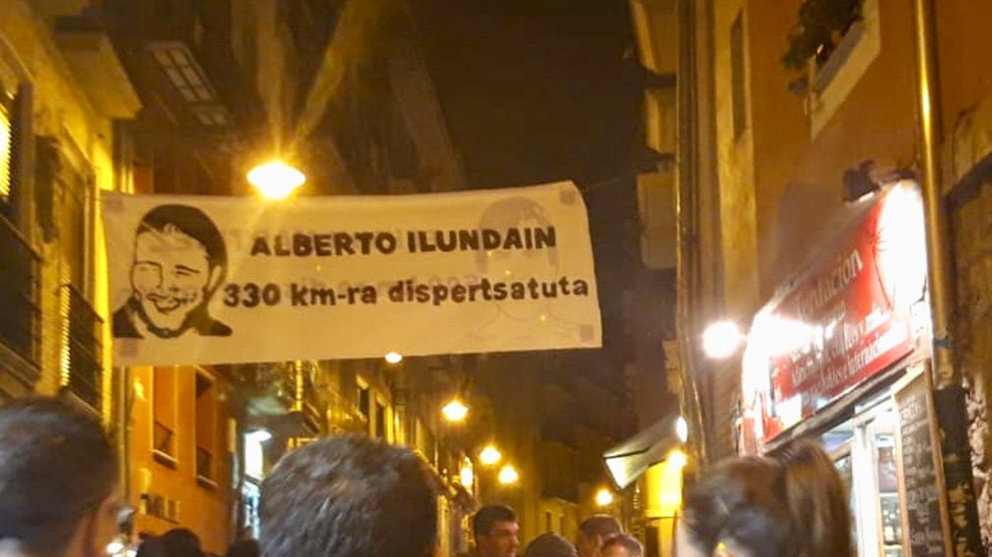 Imágenes de los carteles y lemas proetarras colocados en el Casco Antiguo de Pamplona con motivo de las fiestas de San Fermín Chiquito CEDIDAS (2)