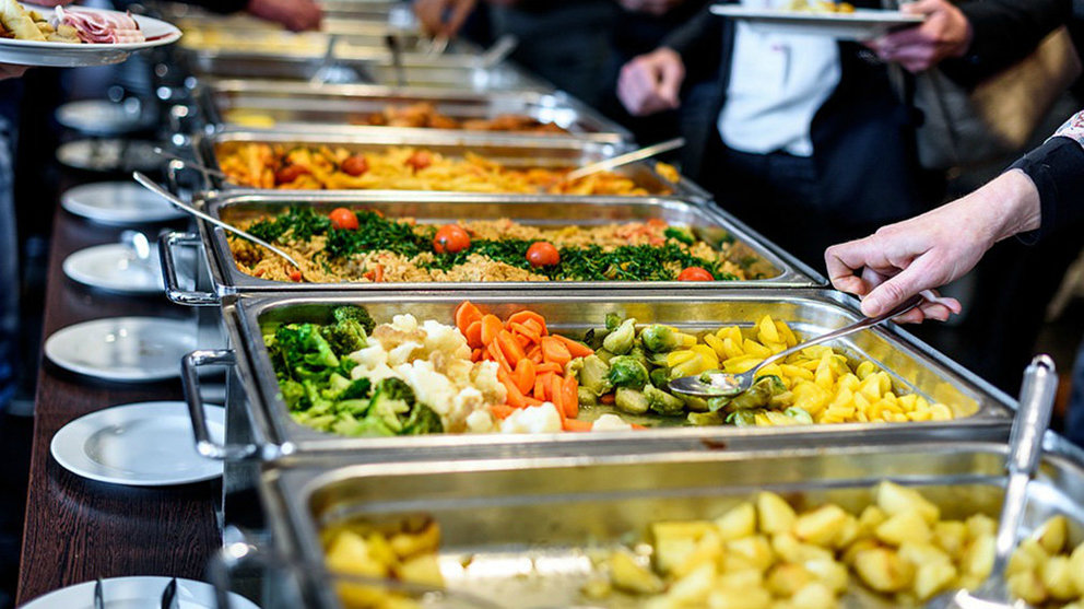 Imagen de una bandeja con verduras, uno de los platos ofrecidos dentro del menú de un comedor escolar. ARCHIVO