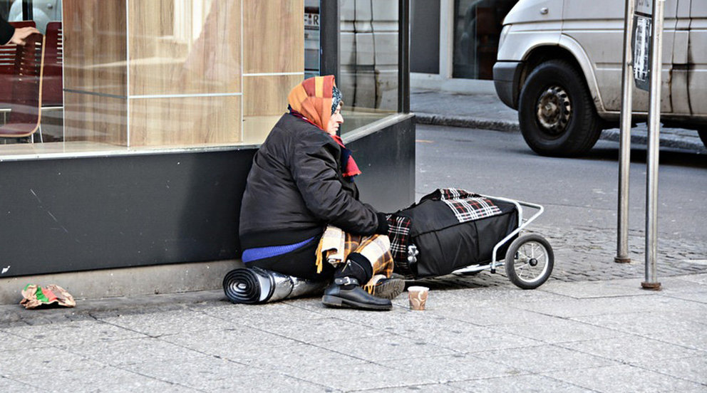 Una mujer pidiendo limosna en la calle ARCHIVO