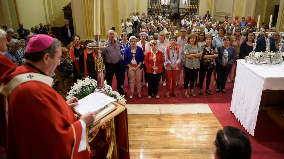 Misa ofrecida por el Arzobispo en honor a San Fermín en la que se han nombrano nuevos cofrades. MIGUEL OSÉS_18