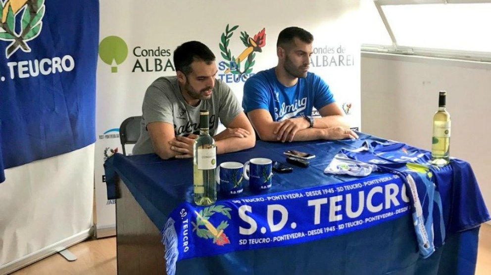 Luis Montes, a la izquierda, entrenador del Teucro. Twitter SD Teucro.