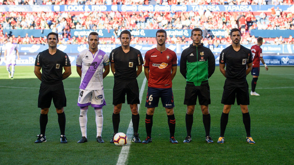 El árbitro Figueroa Vázquez en el partido entre el Osasuna y el Numancia correspondiente a la 7ª jornada de la Liga. MIGUEL OSÉS