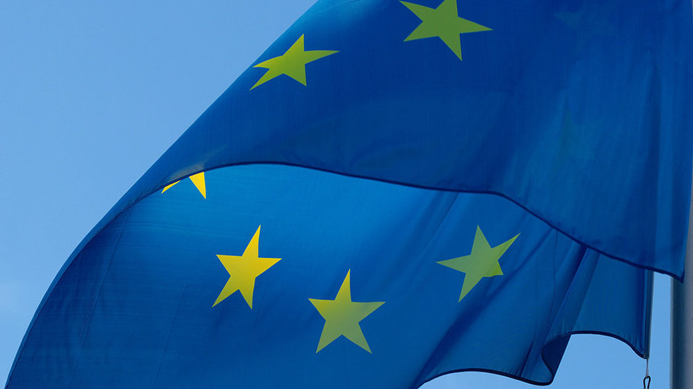 La bandera de la Unión Europea ondea en un edificio institucional