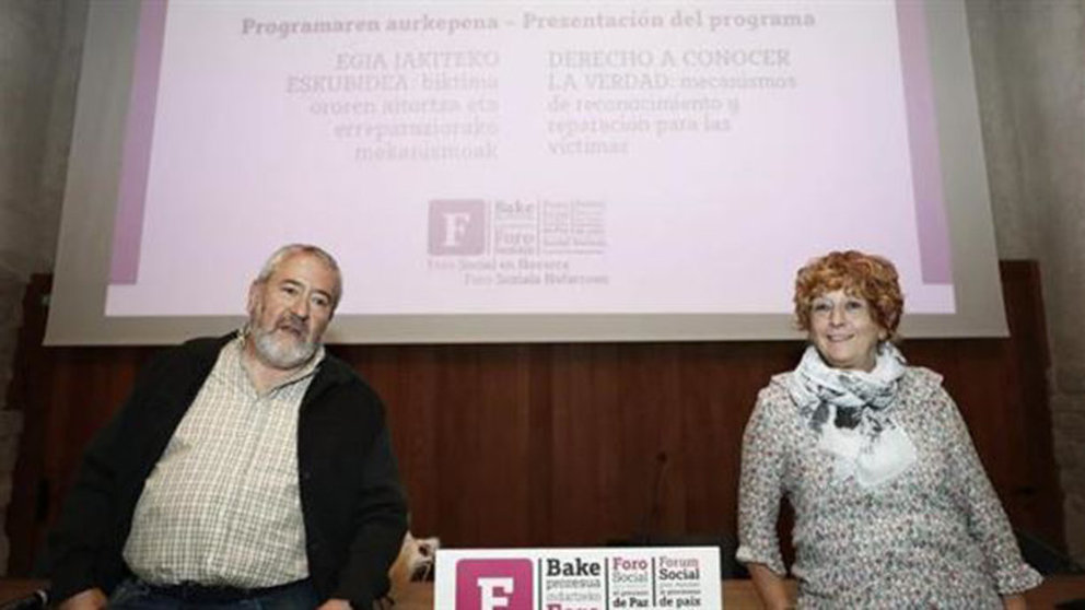 Espe Iriarte y Fernando Armendáriz, representantes del Foro Social Permanente, en una rueda de prensa para presentar una ponencia que se celebrará en Pamplona. EFE
