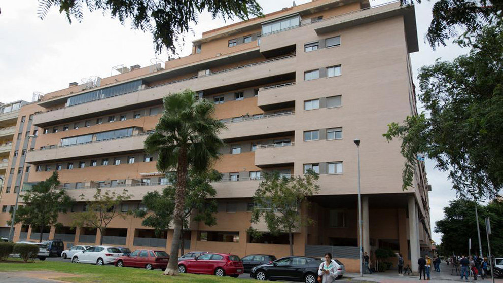 Edificio donde un hombre ha arrojado a una niña desde un sexto piso en Málaga EFE