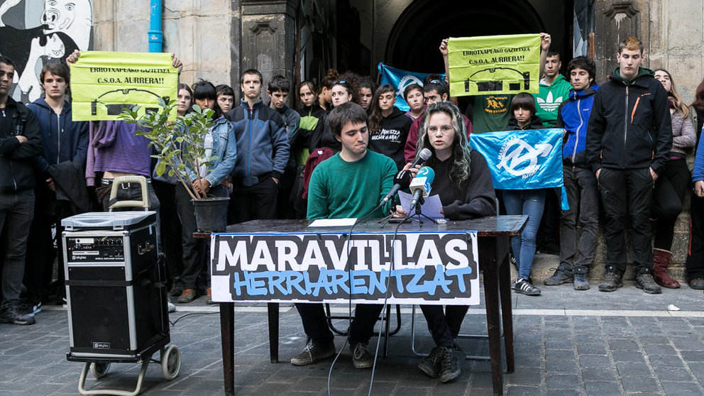 Miembros del colectivo okupa que gestiona el Gaztetxe Maravillas en el Palacio de Rozalejo de Pamplona informan sobre su situación jurídica (08). IÑIGO ALZUGARAY