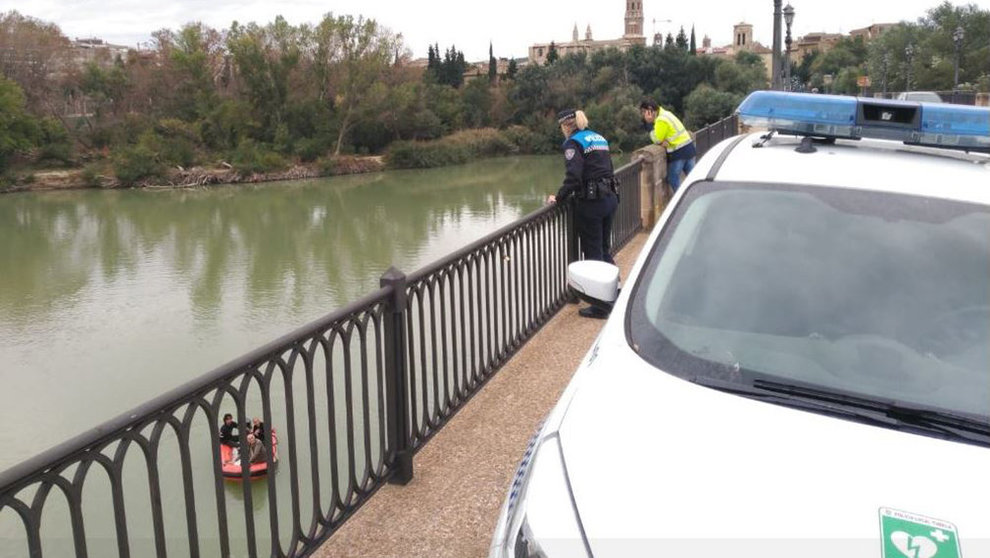 Varios policías en el puente del Ebro en Tudela POLICÍA MUNICIPAL DE TUDELA