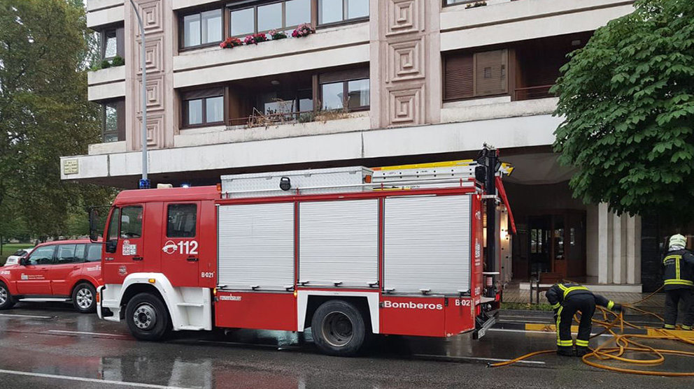 Los bomberos trabajan en la extinción de un incendio en una vivienda de Pamplona BOMBEROS DE NAVARRA