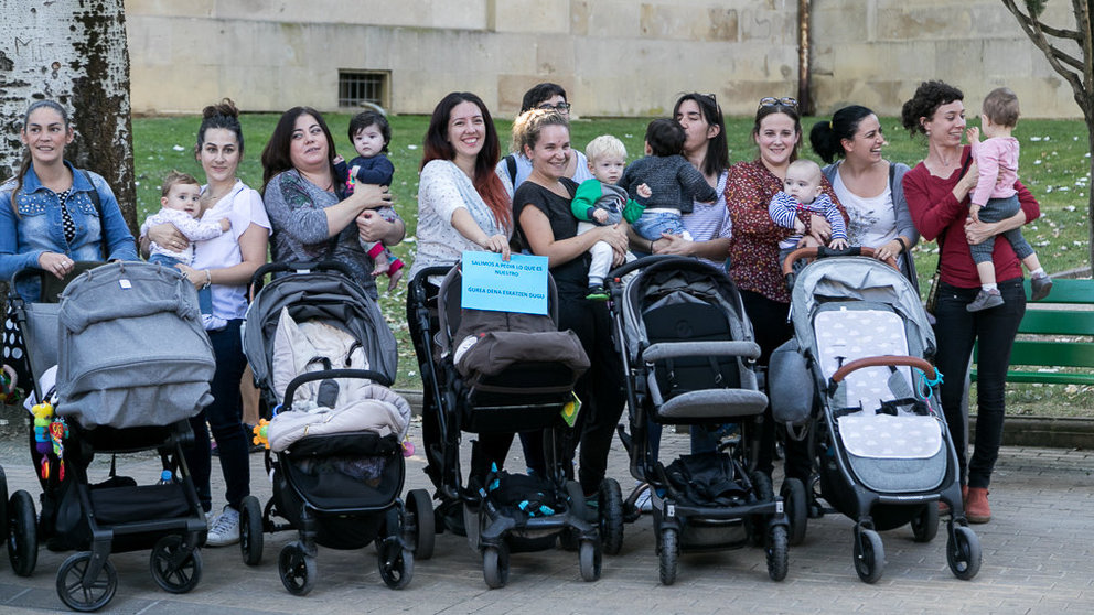 Un grupo de madres y padres que reclama la devolución del IRPF de prestaciones por maternidad graban un vídeo dentro de su campaña reivindicativa. IÑIGO ALZUGARAY