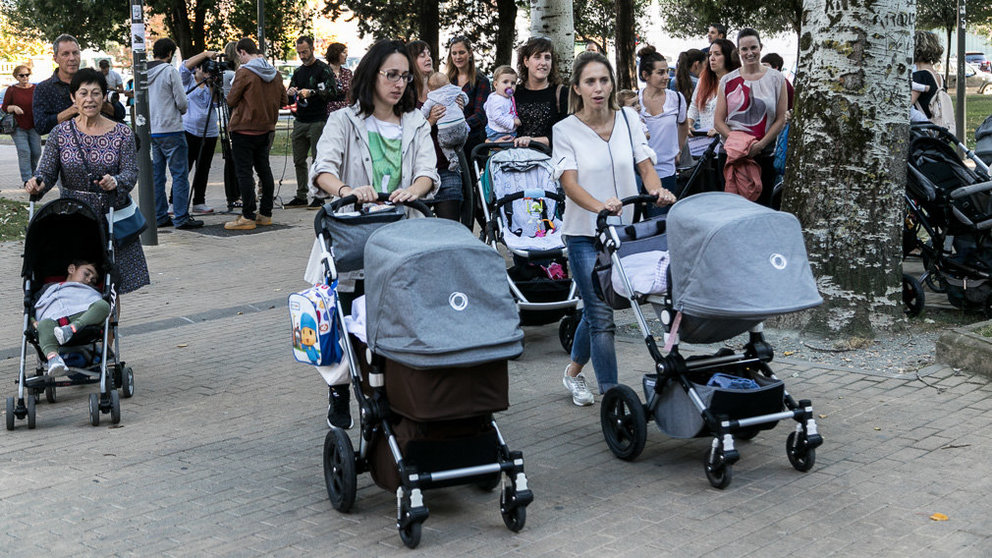 Un grupo de madres y padres que reclama la devolución del IRPF de prestaciones por maternidad graban un vídeo dentro de su campaña reivindicativa (23). IÑIGO ALZUGARAY