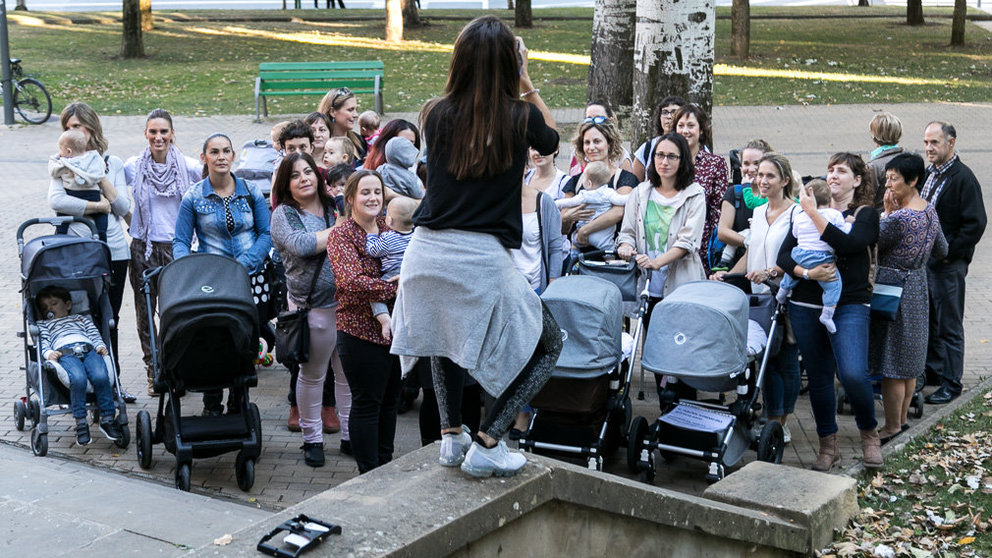 Un grupo de madres y padres que reclama la devolución del IRPF de prestaciones por maternidad graban un vídeo dentro de su campaña reivindicativa (29). IÑIGO ALZUGARAY