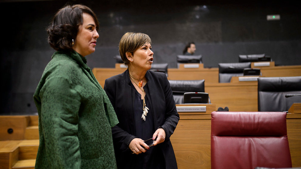 La Presidenta del Parlamento, Ainhoa Anzárez (i) habla con Uxue Barkos, Presidenta del Gobierno de Navarra. PABLO LASAOSA