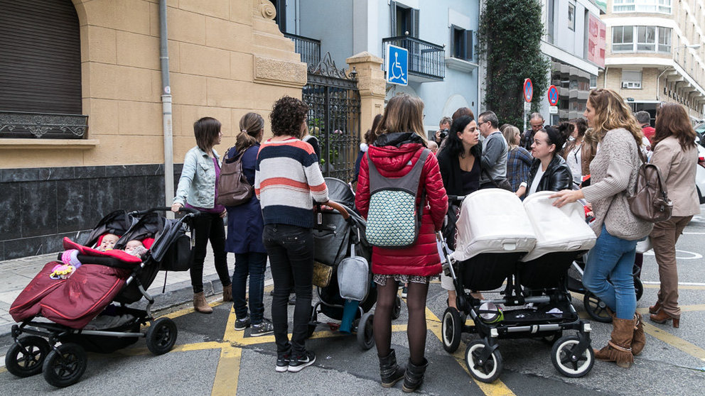 Una representación de las madres y padres que reclaman la devolución del IRPF de las prestaciones por maternidad se reúne con el Defensor del Pueblo de Navarra (07). IÑIGO ALZUGARAY