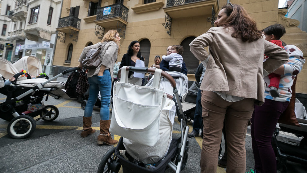 Una representación de las madres y padres que reclaman la devolución del IRPF de las prestaciones por maternidad se reúne con el Defensor del Pueblo de Navarra (11). IÑIGO ALZUGARAY