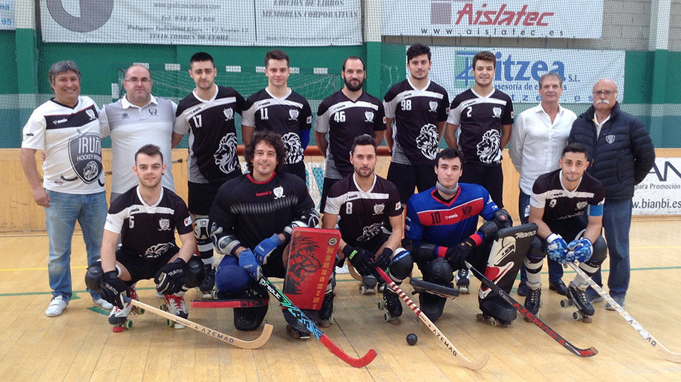 El equipo Iruña hockey patines 2018-19 en el pabellón de Oberena.