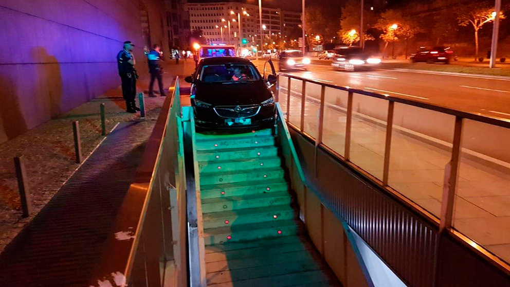 La Policía Municipal de Pamplona trata de desencajonar el coche de un conductor borracho que pretendía bajar su vehículo al parking de Baluarte por las escaleras IMAGEN CEDIDA