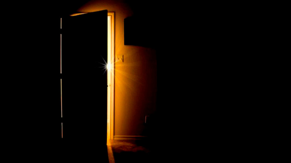 Imagen de archivo de una puerta entreabierta en una vivienda donde se escuchan ruidos sospechosos de una presunta agresión de violencia de género. ARCHIVO