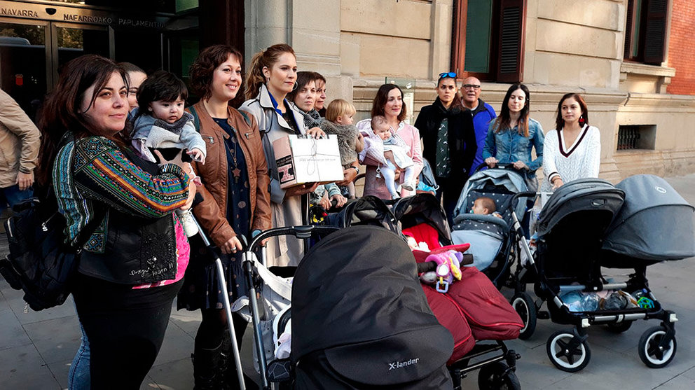 Las madres afectadas por la devolución de las retenciones del IRPF en las prestaciones por maternidad presentan miles de firmas en el Parlamento de Navarra para exigir su devolución EUROPA PRESS