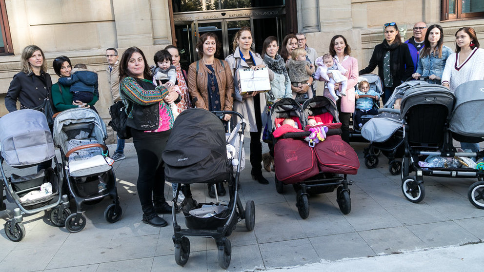 El colectivo de madres y padres que reclaman la devolución del IRPF de las prestaciones por maternidad entregan las 24.000 firmas en el Parlamento (07). IÑIGO ALZUGARAY