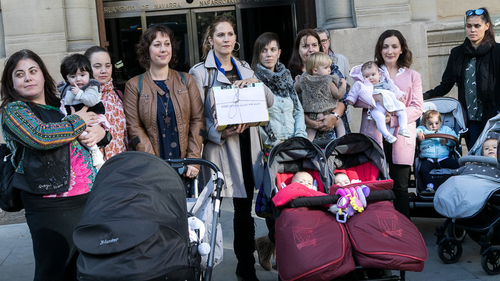El colectivo de madres y padres que reclaman la devolución del IRPF de las prestaciones por maternidad entregan las 24.000 firmas en el Parlamento (08). IÑIGO ALZUGARAY