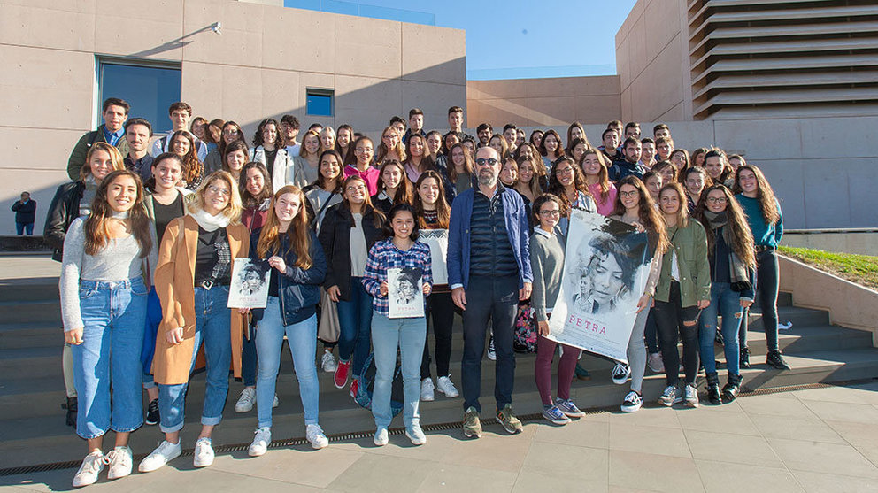 El cineasta Jaime Rosales acompañado de alumnos en el Museo Universidad de Navarra Foto UNAV MANUEL CASTELLS