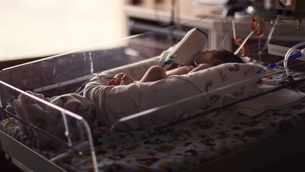 Un bebé permanece ingresado en un hospital. ARCHIVO