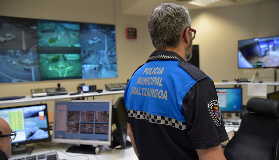 Imagen de Policía Municipal de Pamplona en la centralita observando controles de tráfico. 