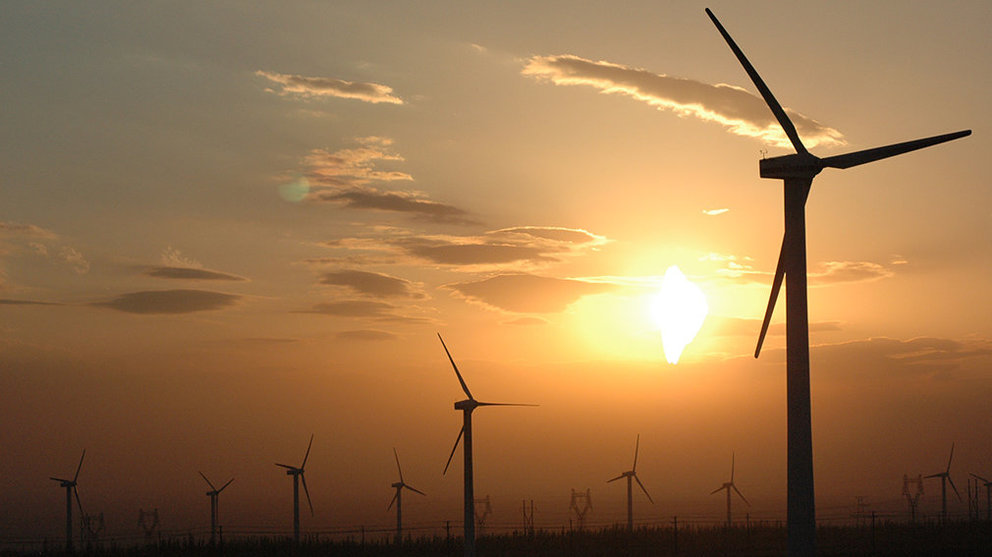 Imagen de un parque eólico con decenas de molinos de viento para generar electricidad en la apuesta por las energías renovables ARCHIVO