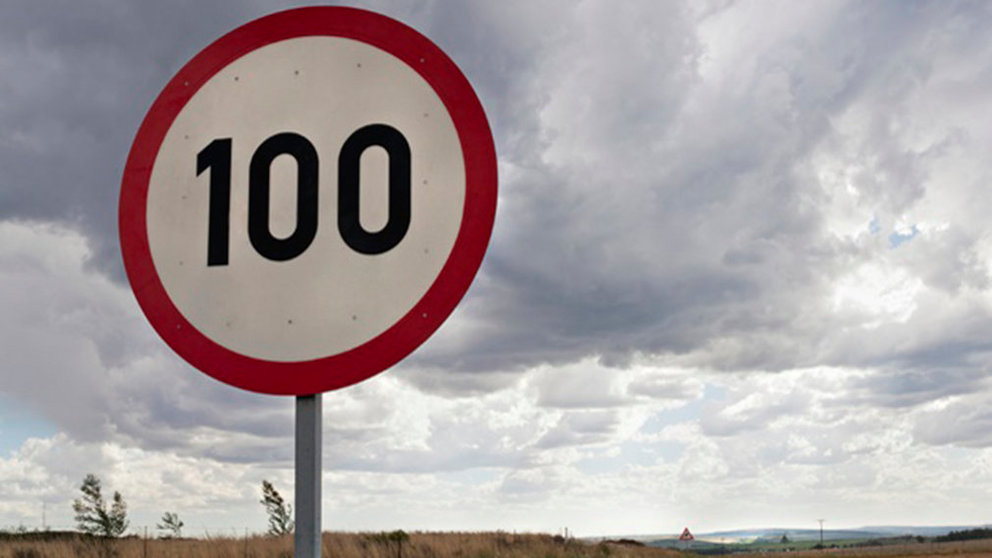 Imagen de una señal de tráfico que marca a 100 kilómetros por hora la velocidad máxima en una carretera ARCHIVO