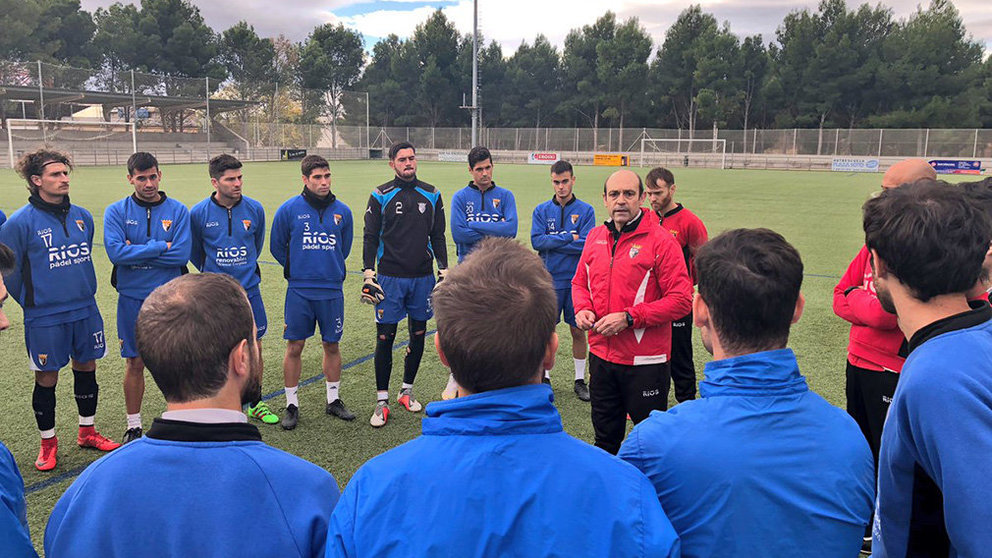 José Mari Lumbreras se dirige a sus jugadores en su primer entrenamiento. Twitter CD Tudelano.