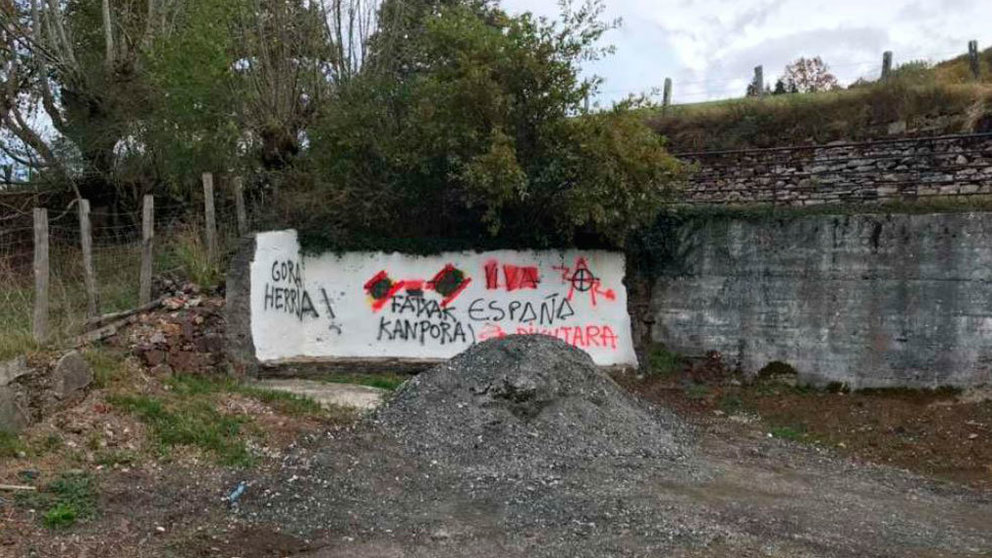 Pintadas aparecidas en el lugar donde asesinaron al cabo de la Guardia Civil Juan Carlos Beiro en Leiza. TWITTER