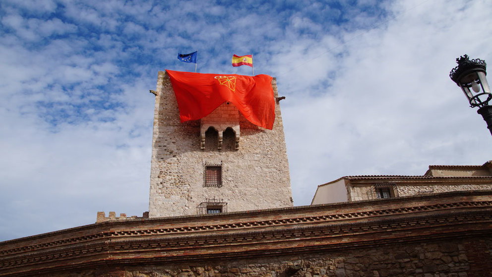 El banderazo colgado en el castillo de Cortes. CEDIDA